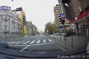 Une voiture s'écrase sur un feu tricolore (Roumanie)