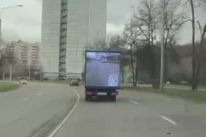 Un camion affiche la route pour les automobilistes derrière lui