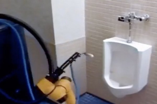 Ce super robot nettoie les toilettes publiques