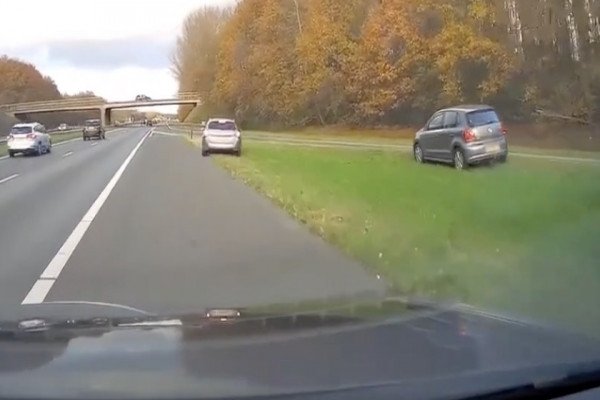 Un homme sacrifie sa voiture pour arrêter un automobiliste qui a perdu connaissance au volant (Pays-Bas)