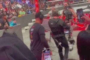 Un spectateur attaque un catcheur après son combat