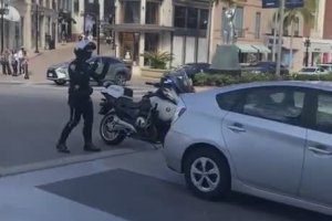 Une automobiliste percute la moto d'un policier