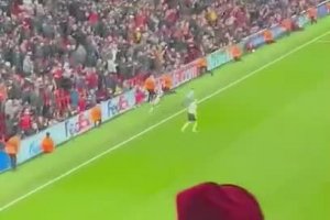 Un enfant pique un ballon lors du match Liverpool – Porto