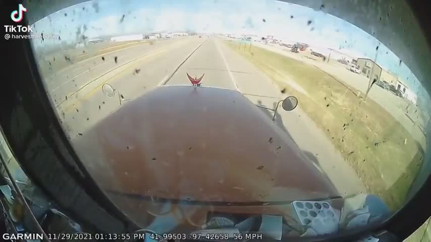 Un chauffeur de camion évite un automobile qui fait n'importe quoi