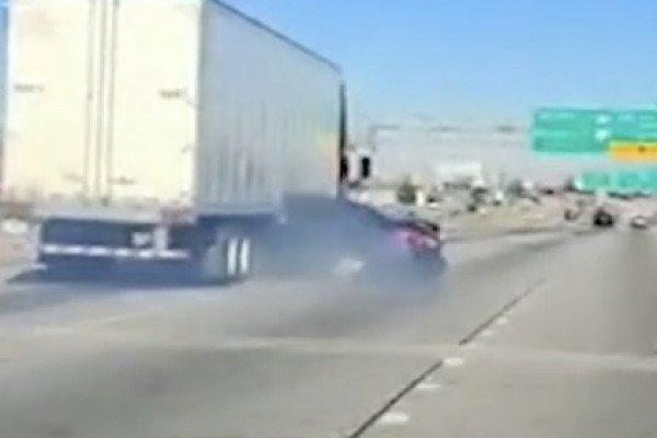 Une femme coince sa voiture sous un camion, en pleine route