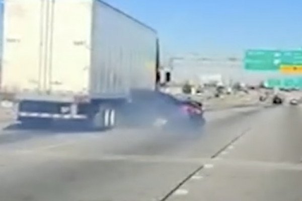 Une femme coince sa voiture sous un camion, en pleine route