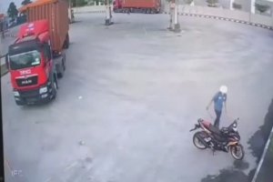 Un chauffeur de camion frĂ´le le drame avec un motard