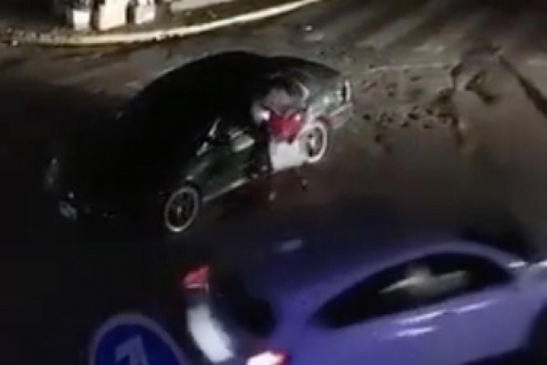 Régis met le feu à une voiture (Guadeloupe)