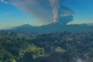 Le joli nuage du volcan Semeru (Indonésie)