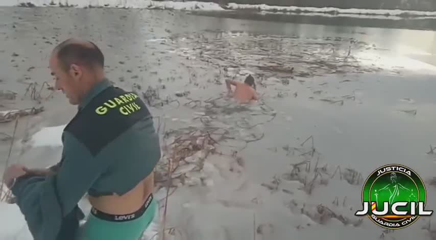 Un policier sauve un chien coincé dans un lac gelé (Espagne)