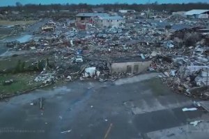 La ville de Mayfield après le passage d'une tornade (États-Unis)