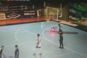 Basket : Oscar Cabrera victime d'une attaque en plein match