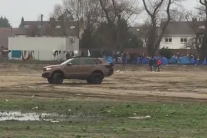 Un véhicule militaire filmé en train de faire des drifts devant un camp de migrants (Calais)