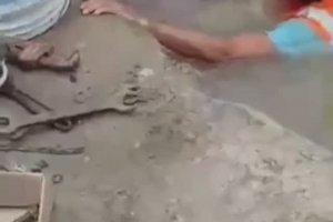 Ces ouvriers ont une drĂ´le de technique pour travailler sous l'eau