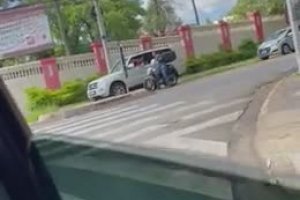Grosse embrouille entre un motard et un automobiliste (Brésil)