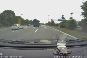 Un camion perd sa bâche en pleine route et provoque un terrible accident