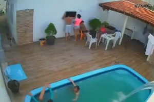 Une fille se coince les cheveux dans le filtre d'une piscine (Brésil)
