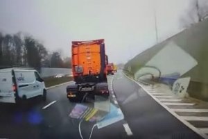 Régis double un camion avant de prendre sa sortie d'autoroute