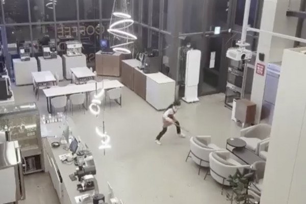 Une serveuse danse toute seule et se fait surprendre par un client