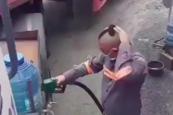 Un homme arrive au travail avec une drôle de coupe de cheveux