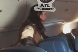 Une ex mannequin Playboy se bat dans un avion