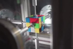 Un robot résout un Rubik's Cube en une demie seconde