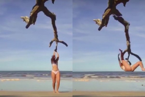 La sœur de Régis s'accroche à une branche sur une plage