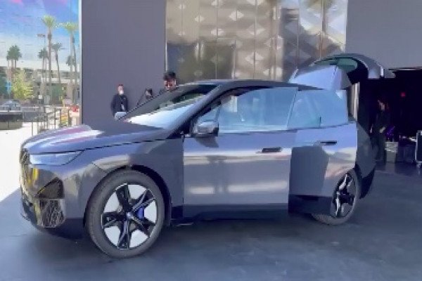 La voiture BMW iX Flow peut changer la couleur de sa carrosserie