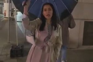 Une fille fait la belle avec un parapluie