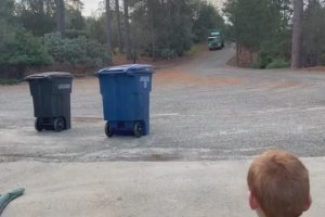 Un éboueur fait un cadeau à un petit garçon qui attend tous les jours le passage de son camion