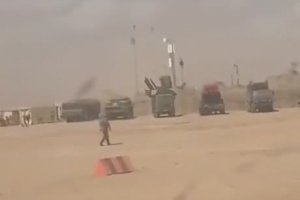 Un soldat fait la course avec une tempête de sable