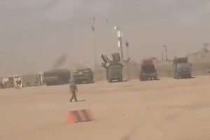 Un soldat fait la course avec une tempĂŞte de sable