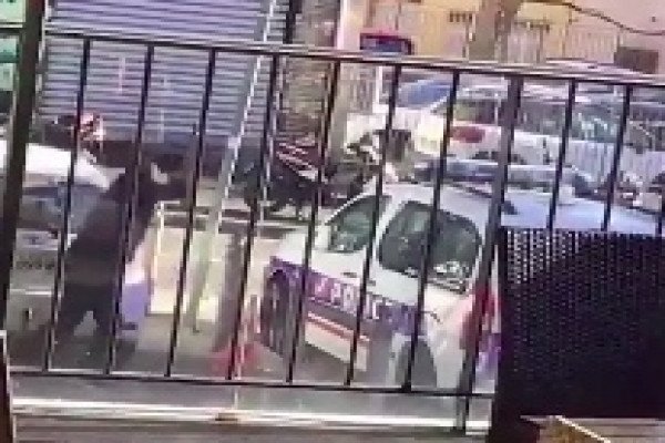 Un homme filmé en train de saccager une voiture de police (Marseille)