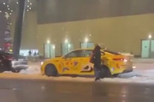 Une femme s'énerve avec un taxi et prend une bonne leçon