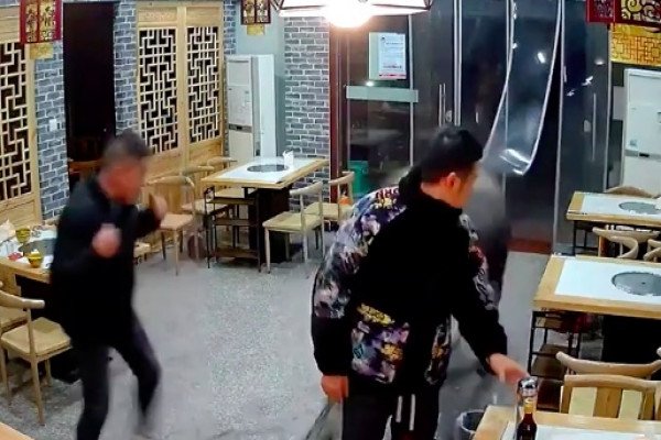 Un homme très malchanceux dans un restaurant (Chine)