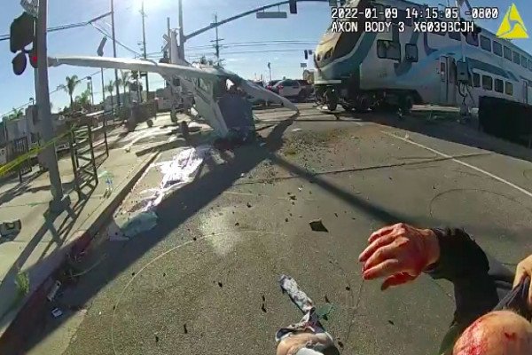 Des policiers sauvent un pilote d’avion qui s’est crashé sur un passage à niveau (Californie)