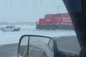 Un train dépanne une voiture bloquée dans la neige