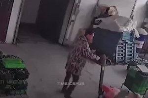 Un homme passe tout près de se faire couper en deux par un ascenseur (Chine)