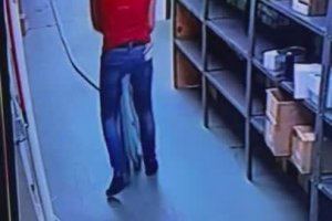 Un homme subit une terrible attaque dans un entrepôt