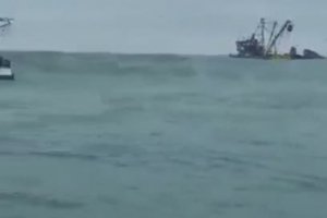 Des pêcheurs mettent leurs bateaux en mer avant l’arrivée du tsunami (Équateur)