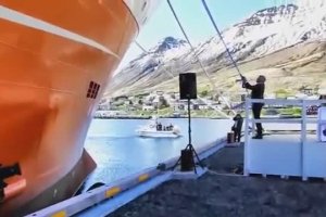 Bouteille de champagne VS. Gros bateau