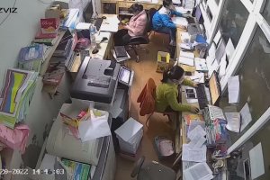 Un téléphone prend feu dans un bureau