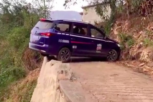 Une voiture faire un demi-tour sur une route de montagne hyper étroite