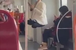 Une femme en lévitation dans le tram