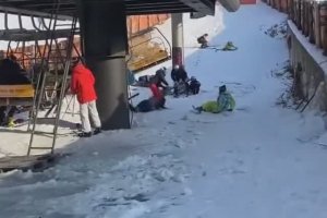 Un télésiège fonctionne à l'envers et met des skieurs au tapis (Corée du Sud)