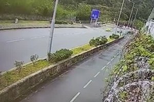 Une Lotus se crashe dans un lampadaire