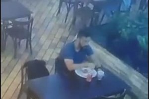 Un homme s’étouffe dans un restaurant