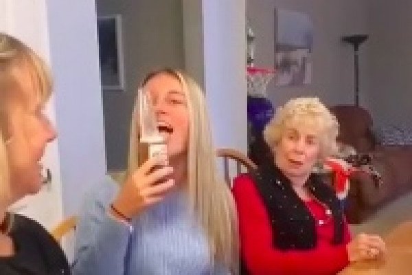 Cette blonde est la fierté de sa grand mère