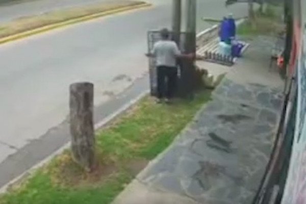 Un homme arrête deux voleurs à moto