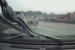Un motard évite un camion après être tombé (Malaisie)